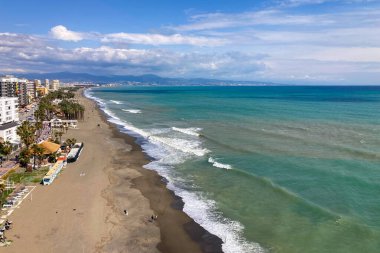 TORREMOLINOS, İspanya - 28 Şubat 2025 'te İspanya' nın Torremolinos kentindeki Sansuena Viewpoint 'ten deniz manzarası