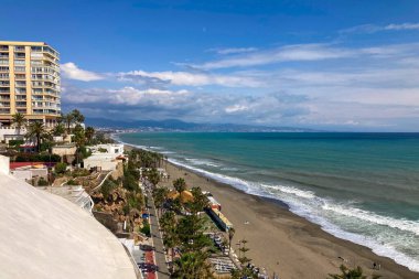 TORREMOLINOS, İspanya - 28 Şubat 2025 'te İspanya' nın Torremolinos kentindeki Sansuena Viewpoint 'ten deniz manzarası