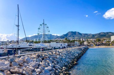 BENALMADENA, İspanya - 23 Şubat 2025 'te Benalmadena, İspanya' da deniz gezintisi
