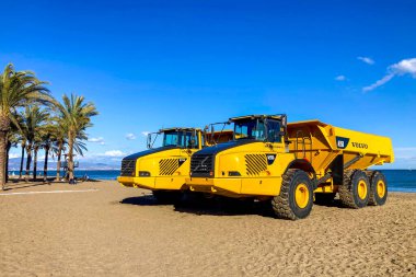 TORREMOLINOS, İspanya - 23 Şubat 2025 'te İspanya' nın Torremolinos plajında park halindeki Volvo rayları