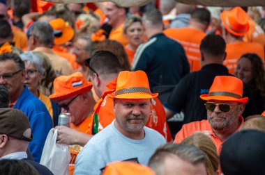 TORREMOLINOS, İspanya - 27 Nisan 2024: Hollanda Krallar Günü veya 27 Nisan 2024 tarihinde İspanya 'nın Torremolinos kentinde Hollanda kültür ve gastronomisine adanmış Koningsdag kutlamaları