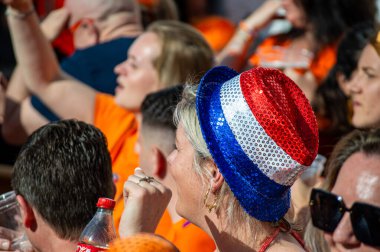 TORREMOLINOS, İspanya - 27 Nisan 2024: Hollanda Krallar Günü veya 27 Nisan 2024 tarihinde İspanya 'nın Torremolinos kentinde Hollanda kültür ve gastronomisine adanmış Koningsdag kutlamaları