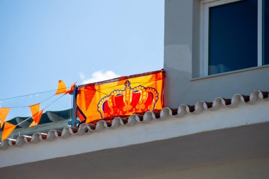 TORREMOLINOS, İspanya - 27 Nisan 2024: Hollanda Krallar Günü veya 27 Nisan 2024 tarihinde İspanya 'nın Torremolinos kentinde Hollanda kültür ve gastronomisine adanmış Koningsdag kutlamaları