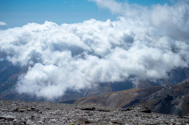 Bulutlu dağların üzerinden Mulhacen Tepesi 'ne, Sierra Nevada Ulusal Parkı' na, Endülüs 'e, İspanya' ya