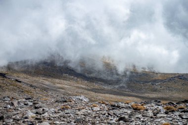 Bulutlu dağların üzerinden Mulhacen Tepesi 'ne, Sierra Nevada Ulusal Parkı' na, Endülüs 'e, İspanya' ya