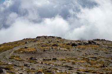Bulutlu dağların üzerinden Mulhacen Tepesi 'ne, Sierra Nevada Ulusal Parkı' na, Endülüs 'e, İspanya' ya