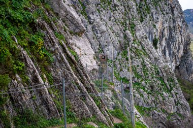 İspanya 'nın Endülüs Bölgesi' nin Malaga ilindeki Montejaque barajına (Presa de Montejaque) ve Hundidero mağarasına yürüyüş