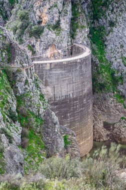 İspanya 'nın Endülüs Bölgesi' nin Malaga ilindeki Montejaque barajına (Presa de Montejaque) ve Hundidero mağarasına yürüyüş