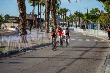 TORREMOLINOS, İspanya - 20 Ekim 2024: Dünya Triatlon Şampiyonası finali, 20 Ekim 2024 tarihinde İspanya 'nın Torremolinos kentinde felçliler