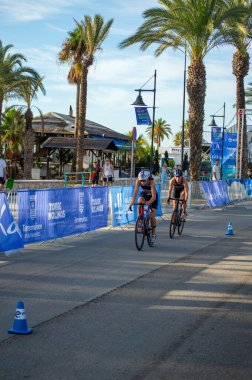 TORREMOLINOS, İspanya - 20 Ekim 2024: Dünya Triatlon Şampiyonası finali, 20 Ekim 2024 tarihinde İspanya 'nın Torremolinos kentinde felçliler