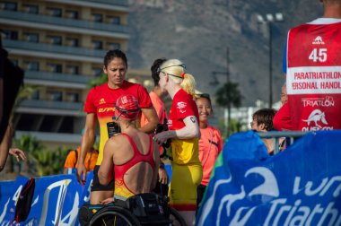 TORREMOLINOS, İspanya - 20 Ekim 2024: Dünya Triatlon Şampiyonası finali, 20 Ekim 2024 tarihinde İspanya 'nın Torremolinos kentinde felçliler