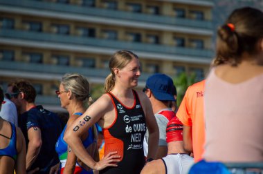 TORREMOLINOS, İspanya - 20 Ekim 2024: Dünya Triatlon Şampiyonası finali, 20 Ekim 2024 tarihinde İspanya 'nın Torremolinos kentinde felçliler