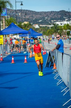 TORREMOLINOS, İspanya - 20 Ekim 2024: Dünya Triatlon Şampiyonası finali, 20 Ekim 2024 tarihinde İspanya 'nın Torremolinos kentinde felçliler