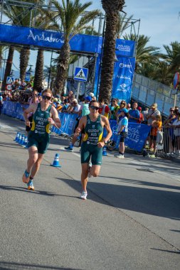 TORREMOLINOS, İspanya - 20 Ekim 2024: Dünya Triatlon Şampiyonası finali, 20 Ekim 2024 tarihinde İspanya 'nın Torremolinos kentinde felçliler
