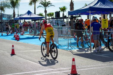 TORREMOLINOS, İspanya - 20 Ekim 2024: Dünya Triatlon Şampiyonası finali, 20 Ekim 2024 tarihinde İspanya 'nın Torremolinos kentinde felçliler