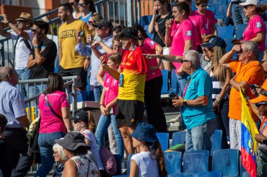 TORREMOLINOS, İspanya - 20 Ekim 2024: Dünya Triatlon Şampiyonası finali, 20 Ekim 2024 tarihinde İspanya 'nın Torremolinos kentinde felçliler