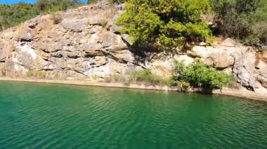 Central San Pascual hidroelektrik santrali Rio Grande nehrine yürüyüş yolu üzerinde, Yunquera, İspanya 