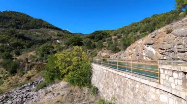 Central San Pascual hidroelektrik santrali Rio Grande nehrine yürüyüş yolu üzerinde, Yunquera, İspanya 
