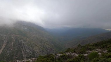 Pinewood 'dan Pinsapo de las Escaleretas' a, Sierra de Las Nieves Ulusal Parkı 'na kadar olan yürüyüş parkının panoramik görüntüsü.