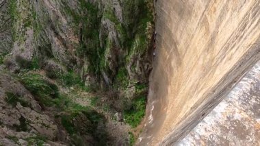 RONDA, İspanya - 15 Şubat 2025: Malaga, Endülüs, İspanya 'daki Montejaque barajına (Presa de Montejaque) kaya tırmanışı