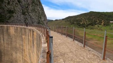 RONDA, İspanya - 15 Şubat 2025: Malaga, Endülüs, İspanya 'daki Montejaque barajına (Presa de Montejaque) kaya tırmanışı