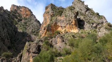 İspanya 'nın Endülüs Bölgesi' nin Malaga ilindeki Montejaque barajına (Presa de Montejaque) ve Hundidero mağarasına yürüyüş