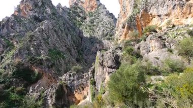 İspanya 'nın Endülüs Bölgesi' nin Malaga ilindeki Montejaque barajına (Presa de Montejaque) ve Hundidero mağarasına yürüyüş