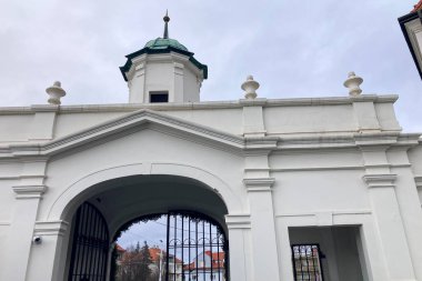 SLOVAKIA, BRATISLAVA - 8 Ocak 2025 Bratislava Kalesi Bratislava 'daki Little Carpatthians' ın izole edilmiş kayalık tepesinde bulunan dört köşeli kuleleri olan devasa dikdörtgen bir bina