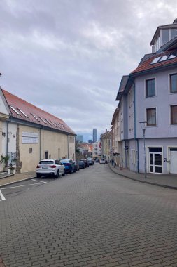 SLOVAKIA, BRATISLAVA - 8 Ocak 2025: Bratislava 'daki tarihi şehir merkezinde yürüyüş
