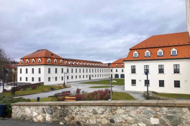 SLOVAKIA, BRATISLAVA - 8 Ocak 2025 Bratislava Kalesi Bratislava 'daki Little Carpatthians' ın izole edilmiş kayalık tepesinde bulunan dört köşeli kuleleri olan devasa dikdörtgen bir bina