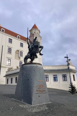 SLOVAKIA, BRATISLAVA - 8 Ocak 2025 Bratislava Kalesi Bratislava 'daki Little Carpatthians' ın izole edilmiş kayalık tepesinde bulunan dört köşeli kuleleri olan devasa dikdörtgen bir bina