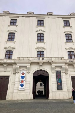 SLOVAKIA, BRATISLAVA - 8 Ocak 2025 Bratislava Kalesi Bratislava 'daki Little Carpatthians' ın izole edilmiş kayalık tepesinde bulunan dört köşeli kuleleri olan devasa dikdörtgen bir bina