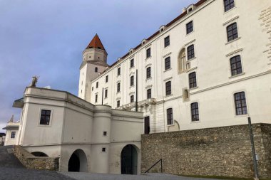 SLOVAKIA, BRATISLAVA - 8 Ocak 2025 Bratislava Kalesi Bratislava 'daki Little Carpatthians' ın izole edilmiş kayalık tepesinde bulunan dört köşeli kuleleri olan devasa dikdörtgen bir bina