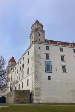 SLOVAKIA, BRATISLAVA - 8 Ocak 2025 Bratislava Kalesi Bratislava 'daki Little Carpatthians' ın izole edilmiş kayalık tepesinde bulunan dört köşeli kuleleri olan devasa dikdörtgen bir bina