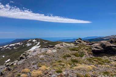 Karlı dağların panoramik manzarası bahar mevsiminde Mulhacen tepesine yürüyüş parkurunda, Sierra Nevada, Endülüs, İspanya