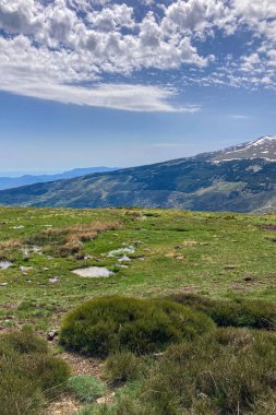 Karlı dağların panoramik manzarası bahar mevsiminde Mulhacen tepesine yürüyüş parkurunda, Sierra Nevada, Endülüs, İspanya