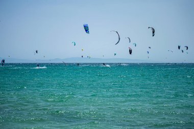 TARIFA, İspanya - 25 Mayıs 2024: Valdevaqueros sahilinde uçurtmanın tadını çıkarmak, Gibraltar Boğazı Tarifa, İspanya 25 Mayıs 2024