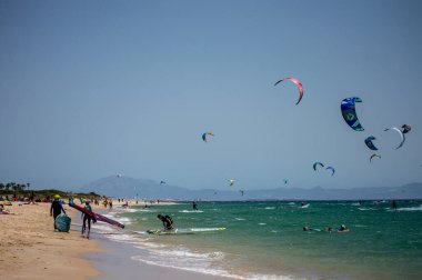 TARIFA, İspanya - 25 Mayıs 2024: Valdevaqueros sahilinde uçurtmanın tadını çıkarmak, Gibraltar Boğazı Tarifa, İspanya 25 Mayıs 2024