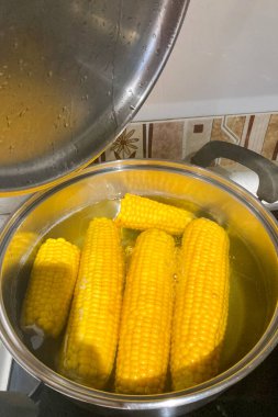 Tavada haşlanmış mısır.