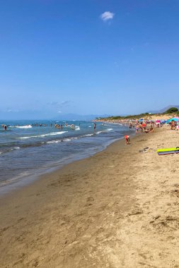 ARTOLA, İspanya - 19 Ağustos 2024 'te İspanya' nın Artola kentindeki Akdeniz Sahili