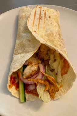 Tavuk ve sebzeli ev yapımı shawarma.