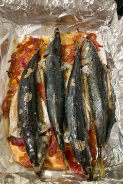 Ev yapımı kırmızı soğanlı uskumru.