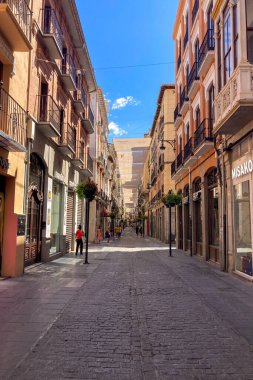 Granada, İspanya - 19 Ağustos 2024 'te İspanya' nın Granada kentindeki tarihi merkezde yaz yürüyüşü