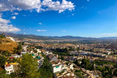 Granada, İspanya - 19 Ağustos 2024 'te İspanya' nın Granada kentinin panoramik manzarası
