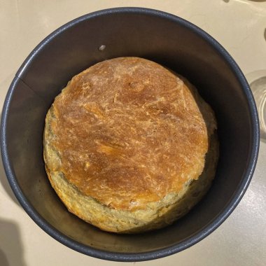 Ev yapımı buğday ekmeğini fırında hazırlıyorum.