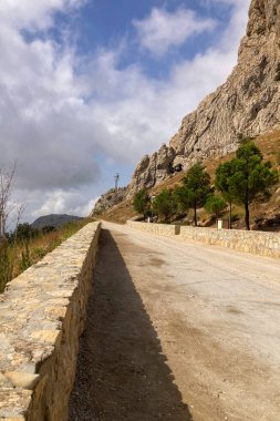 Zafarraya 'daki Tünel del Camino de la Trinchera yolu, Sierra Tejeda Doğal Park, İspanya
