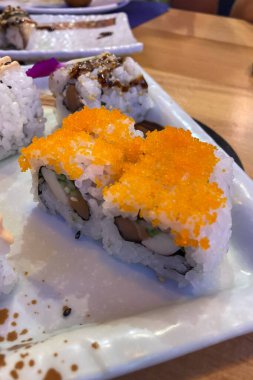 Taze malzemeli lezzetli suşi rulosu, pirinç, yosun ve balık.