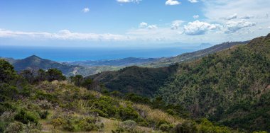 Sierra de las Nieves Ulusal Parkı 'ndaki Genal Vadisi' nin muhteşem manzarası, Endülüs, Güney İspanya