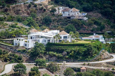Sierra de las Nieves Ulusal Parkı, Endülüs, Güney İspanya 'da, dağların ve denizin üzerinde mavi bulutlar.