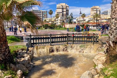 TORREMOLINOS, İspanya - 2 Mart 2025: Torremolinos, İspanya 'da fırtınadan sonra deniz fırtınası